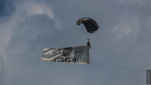 <p>Beeindruckende Fallschirmsprünge der GSG 9 direkt vor den Augen der Zuschauer.</p>